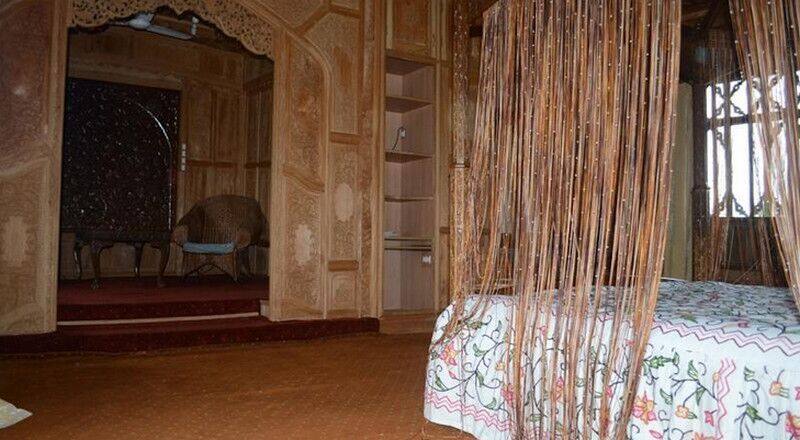 Shahenshah Houseboat 3, Srinagar 5